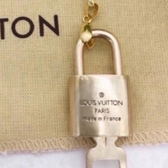 Louis Vuitton lock & key with gold necklace - Picture 4 of 7